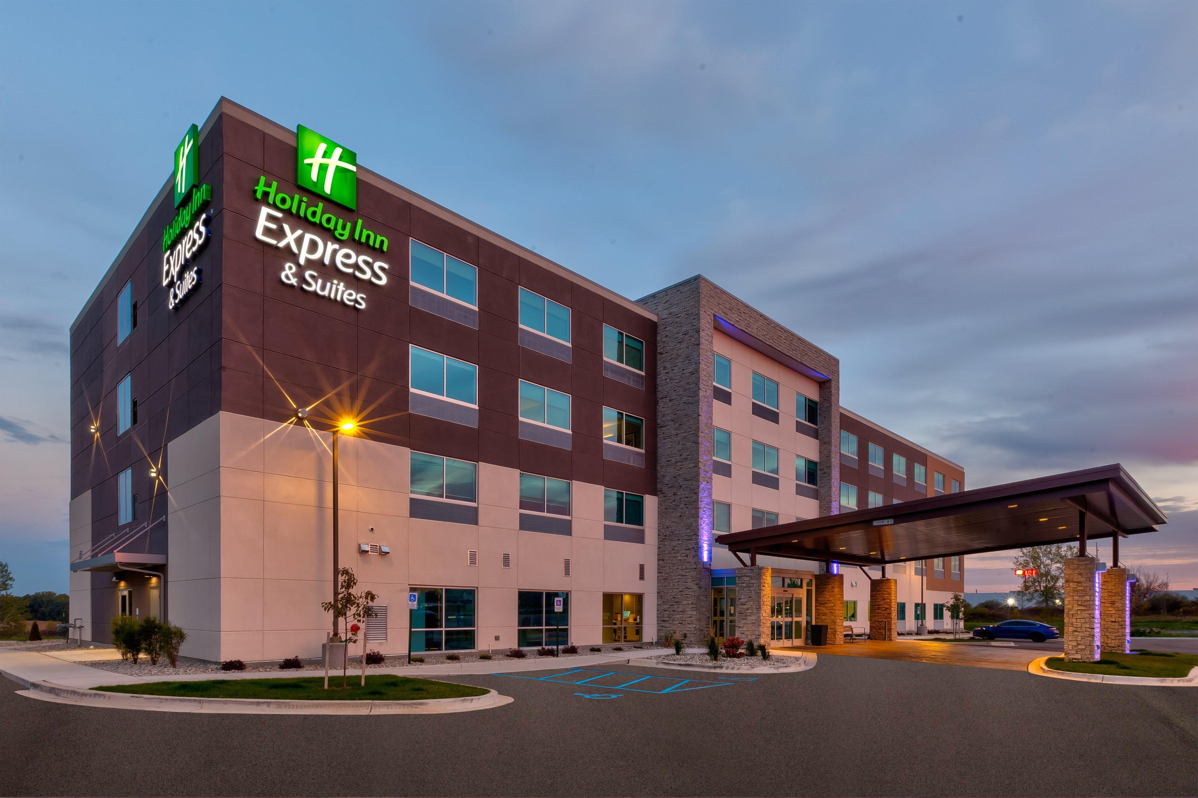 Holiday Inn Express & Suites - Cedar Springs - Grand Rapids N, An Ihg Hotel Exterior photo